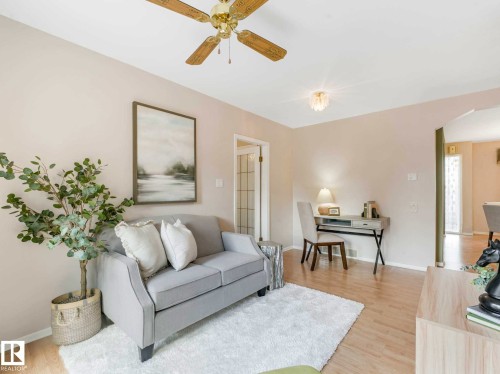 12 Muir Drive, St. Albert, AB - Indoor Photo Showing Living Room