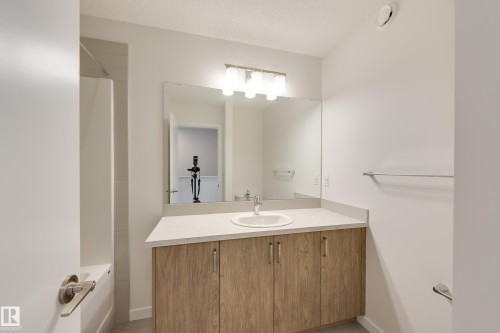17233 4 Street, Edmonton, AB - Indoor Photo Showing Bathroom