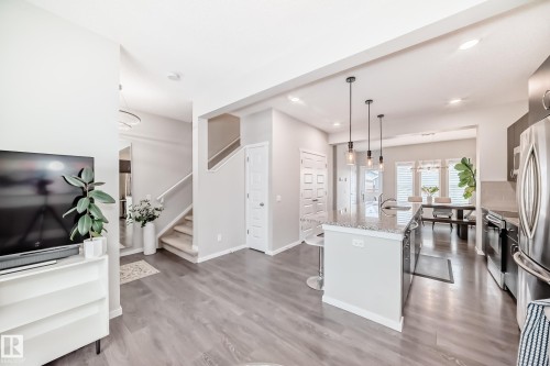 3278 Cherry Crescent, Edmonton, AB - Indoor Photo Showing Kitchen With Upgraded Kitchen