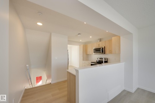 17232 4 Street, Edmonton, AB - Indoor Photo Showing Kitchen