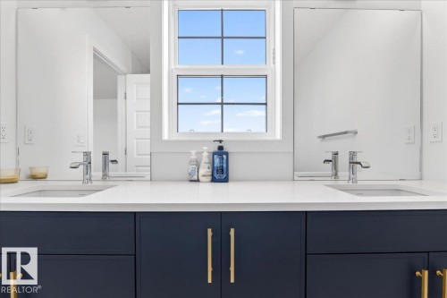 15 1910 Collip View View Sw, Edmonton, AB - Indoor Photo Showing Bathroom