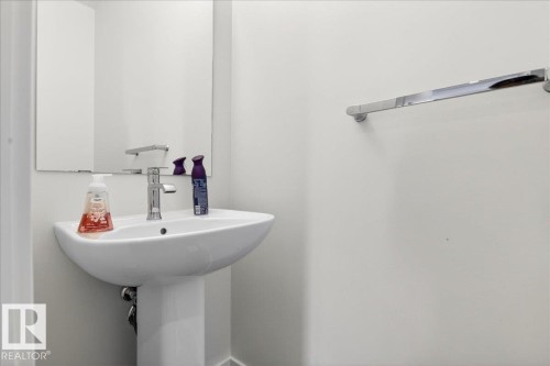 15 1910 Collip View View Sw, Edmonton, AB - Indoor Photo Showing Bathroom
