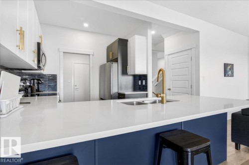 15 1910 Collip View View Sw, Edmonton, AB - Indoor Photo Showing Kitchen With Upgraded Kitchen