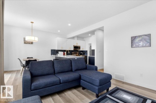 15 1910 Collip View View Sw, Edmonton, AB - Indoor Photo Showing Living Room