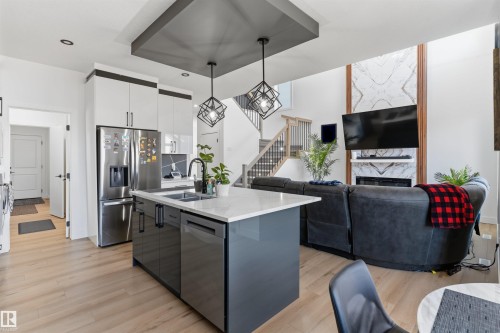 439 Roberts Cres, Leduc, AB - Indoor Photo Showing Kitchen With Double Sink With Upgraded Kitchen