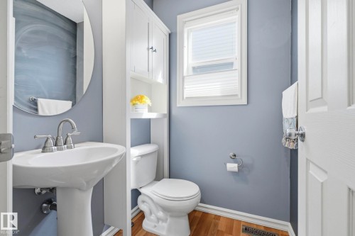 3327 32 Avenue, Edmonton, AB - Indoor Photo Showing Bathroom