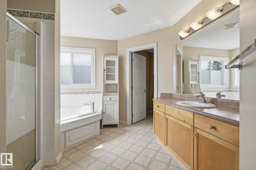 3327 32 Avenue, Edmonton, AB - Indoor Photo Showing Bathroom