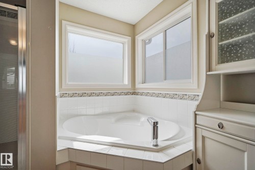 3327 32 Avenue, Edmonton, AB - Indoor Photo Showing Bathroom