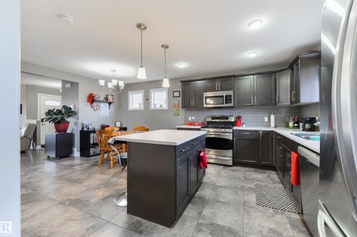 102 Kirpatrick Bend, Leduc, AB - Indoor Photo Showing Kitchen With Upgraded Kitchen