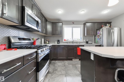102 Kirpatrick Bend, Leduc, AB - Indoor Photo Showing Kitchen With Upgraded Kitchen