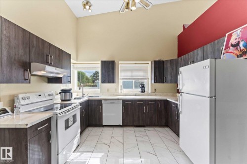 124 Klarvatten Road, Edmonton, AB - Indoor Photo Showing Kitchen