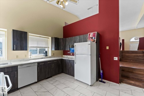 124 Klarvatten Road, Edmonton, AB - Indoor Photo Showing Kitchen