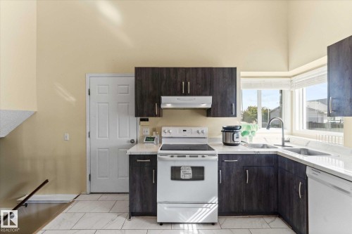 124 Klarvatten Road, Edmonton, AB - Indoor Photo Showing Kitchen