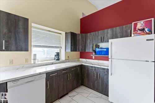 124 Klarvatten Road, Edmonton, AB - Indoor Photo Showing Kitchen