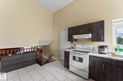 124 Klarvatten Road, Edmonton, AB - Indoor Photo Showing Kitchen