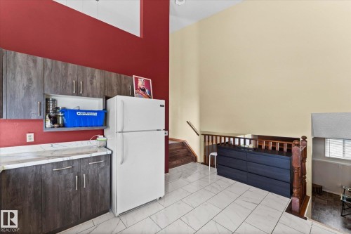 124 Klarvatten Road, Edmonton, AB - Indoor Photo Showing Kitchen