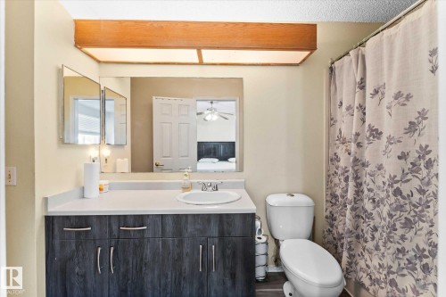 124 Klarvatten Road, Edmonton, AB - Indoor Photo Showing Bathroom