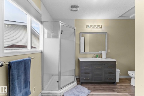 124 Klarvatten Road, Edmonton, AB - Indoor Photo Showing Bathroom