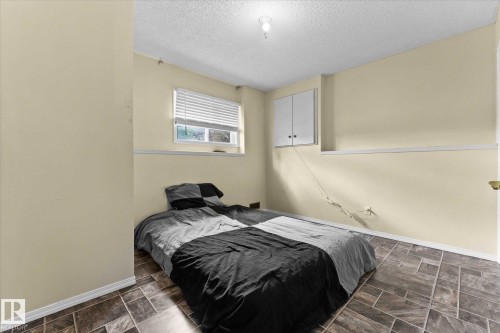124 Klarvatten Road, Edmonton, AB - Indoor Photo Showing Bedroom