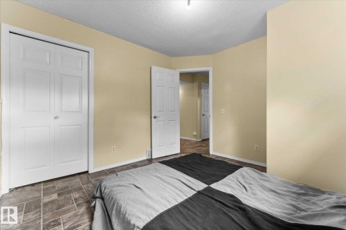 124 Klarvatten Road, Edmonton, AB - Indoor Photo Showing Bedroom