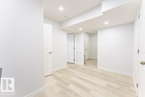 5624 19 Avenue, Edmonton, AB - Indoor Photo Showing Other Room