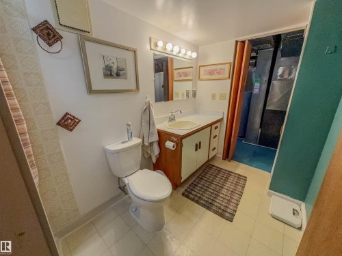 8651 27 Avenue, Edmonton, AB - Indoor Photo Showing Bathroom