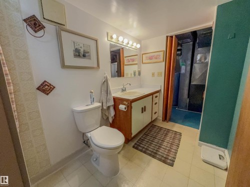 8651 27 Avenue, Edmonton, AB - Indoor Photo Showing Bathroom