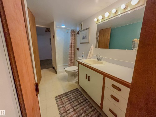 8651 27 Avenue, Edmonton, AB - Indoor Photo Showing Bathroom