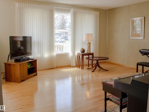 8651 27 Avenue, Edmonton, AB - Indoor Photo Showing Other Room