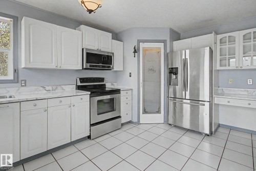 1 Deer Park Road, Spruce Grove, AB - Indoor Photo Showing Kitchen