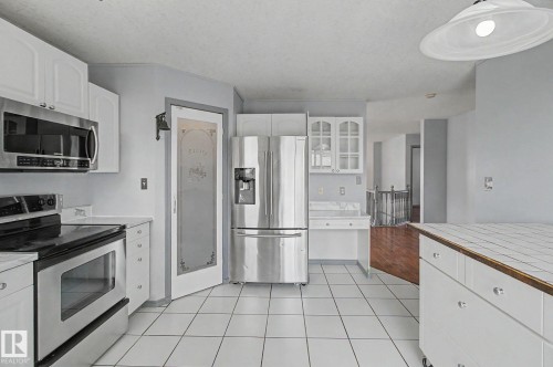 1 Deer Park Road, Spruce Grove, AB - Indoor Photo Showing Kitchen