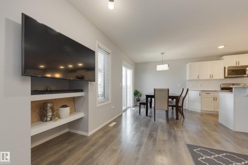 927 Ebbers Crescent, Edmonton, AB - Indoor Photo Showing Kitchen