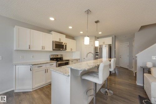 927 Ebbers Crescent, Edmonton, AB - Indoor Photo Showing Kitchen With Upgraded Kitchen