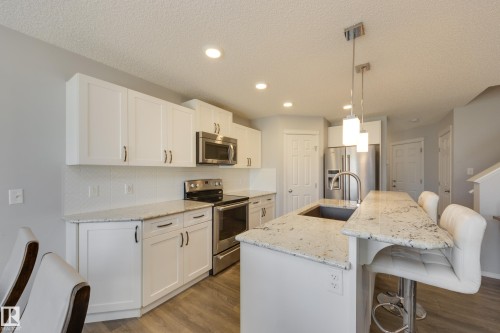 927 Ebbers Crescent, Edmonton, AB - Indoor Photo Showing Kitchen With Upgraded Kitchen