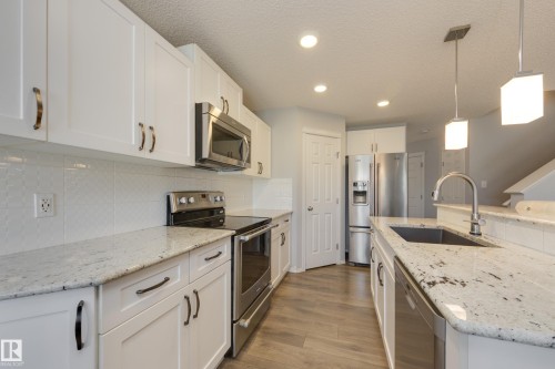 927 Ebbers Crescent, Edmonton, AB - Indoor Photo Showing Kitchen With Upgraded Kitchen
