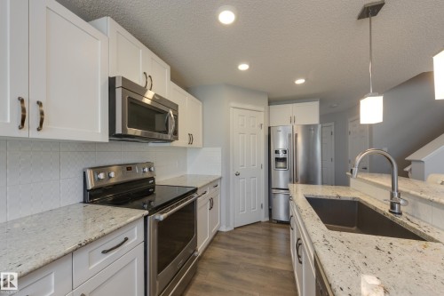 927 Ebbers Crescent, Edmonton, AB - Indoor Photo Showing Kitchen With Double Sink With Upgraded Kitchen