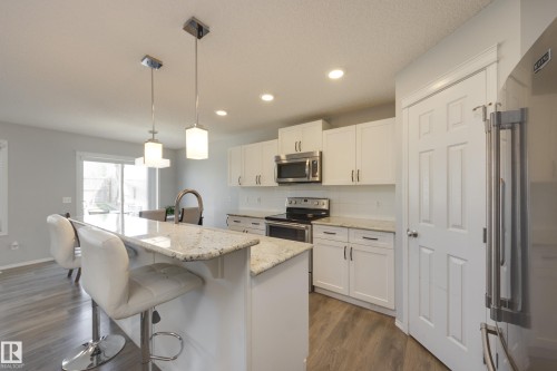 927 Ebbers Crescent, Edmonton, AB - Indoor Photo Showing Kitchen With Upgraded Kitchen