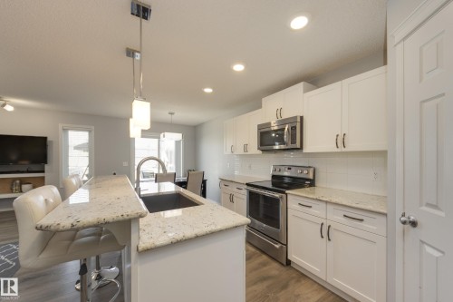 927 Ebbers Crescent, Edmonton, AB - Indoor Photo Showing Kitchen With Upgraded Kitchen