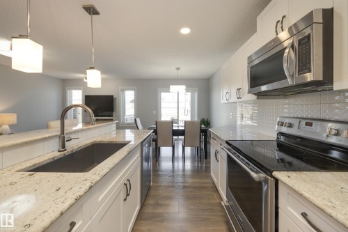 927 Ebbers Crescent, Edmonton, AB - Indoor Photo Showing Kitchen With Upgraded Kitchen