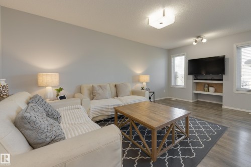 927 Ebbers Crescent, Edmonton, AB - Indoor Photo Showing Living Room