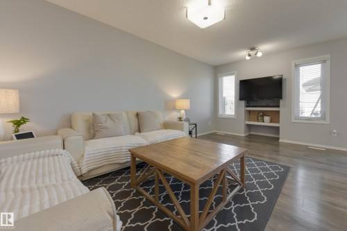 927 Ebbers Crescent, Edmonton, AB - Indoor Photo Showing Living Room