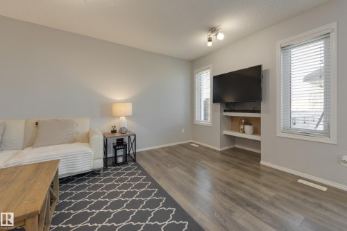 927 Ebbers Crescent, Edmonton, AB - Indoor Photo Showing Living Room