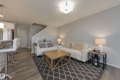 927 Ebbers Crescent, Edmonton, AB - Indoor Photo Showing Living Room