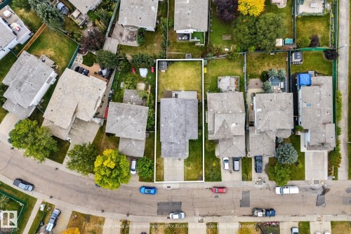 Single-family residential property with a shingled roof and a paved driveway - 362 Blackburn Drive E, Edmonton, AB -  With View