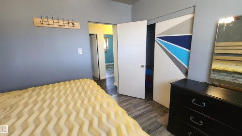 Light gray walls with wood-finish flooring - 12139 81 Street, Edmonton, AB - Indoor Photo Showing Bedroom