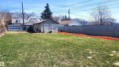 Expansive backyard with a painted wooden fence - 12139 81 Street, Edmonton, AB - Outdoor