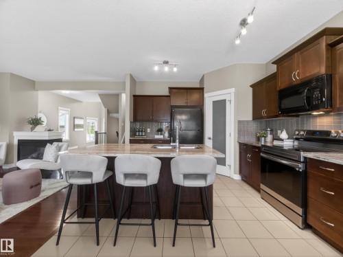 2729 Anderson Crescent, Edmonton, AB - Indoor Photo Showing Kitchen