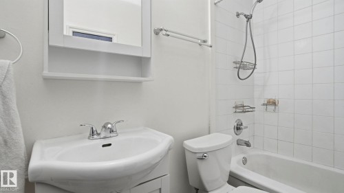 10919 68 Avenue, Edmonton, AB - Indoor Photo Showing Bathroom