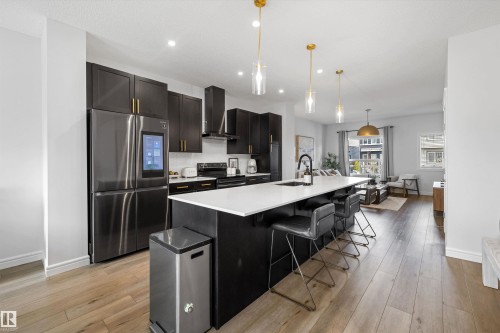 6437 177A Avenue, Edmonton, AB - Indoor Photo Showing Kitchen With Upgraded Kitchen