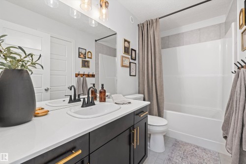 6437 177A Avenue, Edmonton, AB - Indoor Photo Showing Bathroom